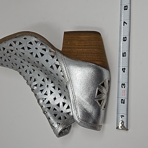 Anthro Musse & Cloud Laser Cut Leather Stacked Heel Silver Ankle Boots Size 7 - Picture 16 of 16